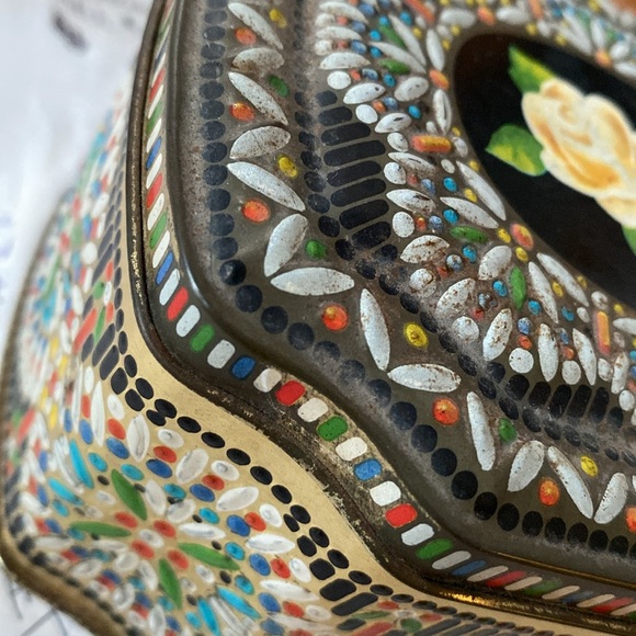 Vintage Tin HORPER'S TOFFEE
CANDY MADE IN ENGLAND  4 3/4" X 2 7/8”X 4 1/4” - Picture 10 of 16